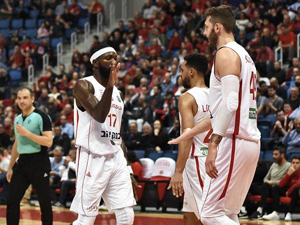 אבל האדומים-לבנים נכנסו לעניינים ועלו ליתרון דו ספרתי (דב הליקמן)