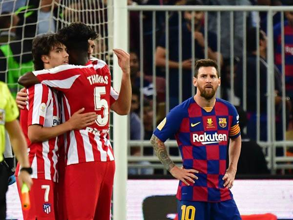 צופה בחגיגה. מסי מבואס (getty)