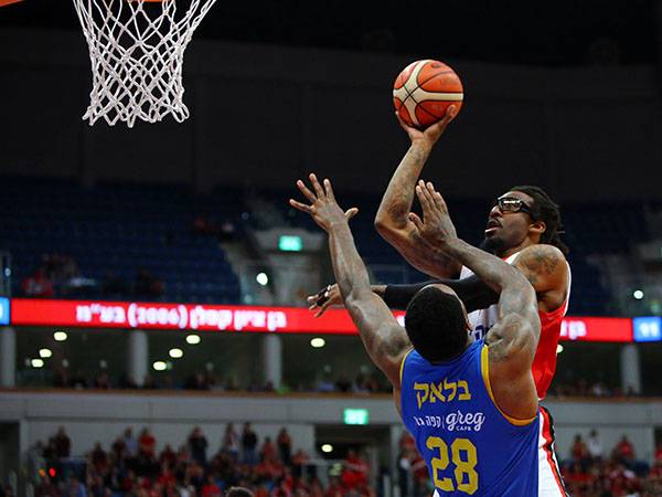 סטודמאייר מול בלאק בעונה שעברה. העונה באותו הצד (אודי ציטיאט)