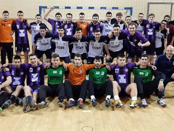 נבחרת הנוער עם קבוצת נוער מקומית בבלגרד (באדיבות איגוד הכדוריד)