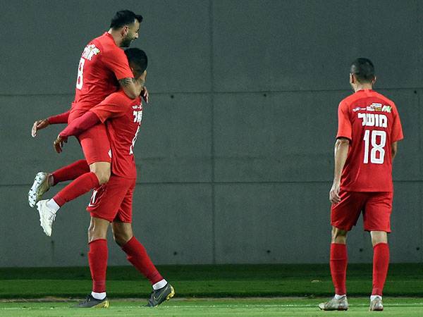 יקוו לחגוג גם הפעם. שחקני אשדוד חוגגים על נתניה במפגש הקודם (צילום: ברני ארדוב)