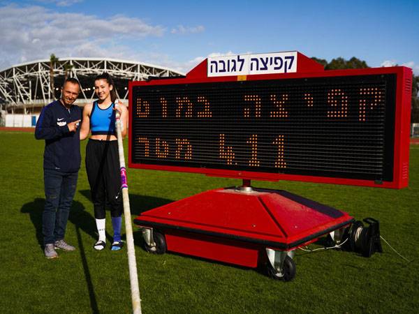 שברה את השיא של עצמה (אדם פרידמן)