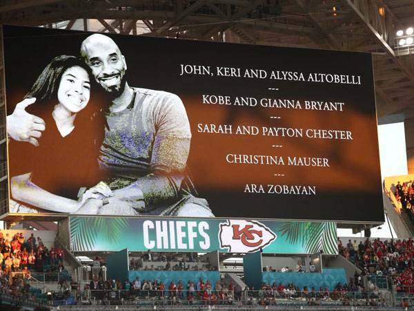 גם בסופרבול, איך לא, ציינו את האסון שגבה את חייו של קובי בראיינט (GETTYIMAGES)