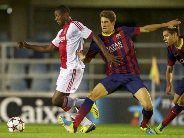 אקולטסה במדי אייאקס הצעירה מול בארסה (Getty Images)