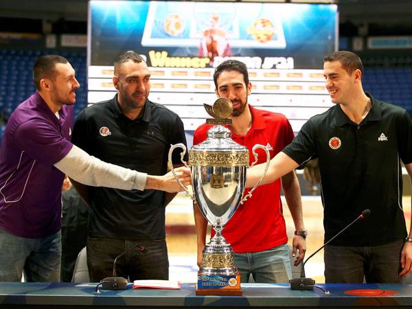 הקפטנים מתכוננים. כל אחד מהם רוצה להניף את הגביע (אלן שיבר)