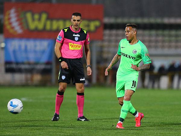 שרי. "משחק ענק שלו" (לירון מולדובן)