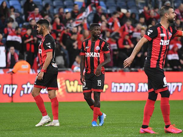 ישובו לאימונים. שחקני הפועל חיפה (צילום: מאור אלקסלסי)