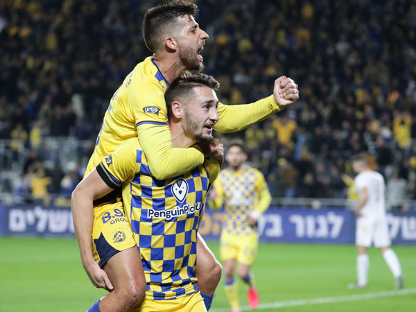 מיכה ואצילי בימים שמחים יותר. כיצד תסתיים הפרשה? (דני מרון)