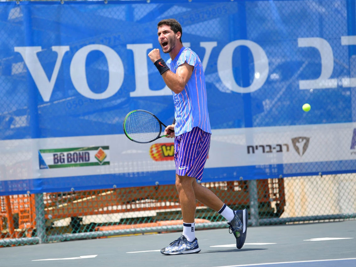 עוליאל חוגג העפלה לגמר (צילום: אלכס גולדנשטיין)