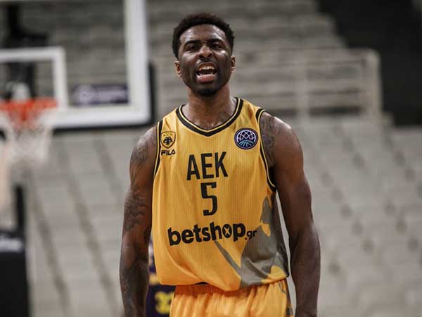 לנגפורד, הכריע כהרגלו (FIBA)
