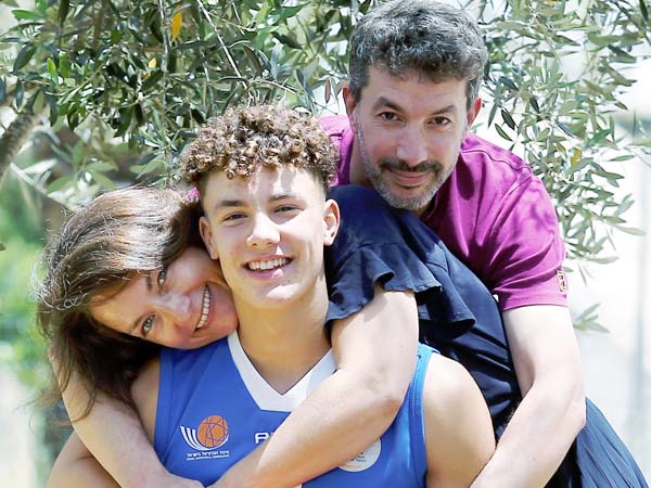 עם האמא ססיל והאבא יונתן. משפחה עוטפת (אלן שיבר)