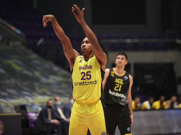 מכה קשה לסגולים (FIBA)