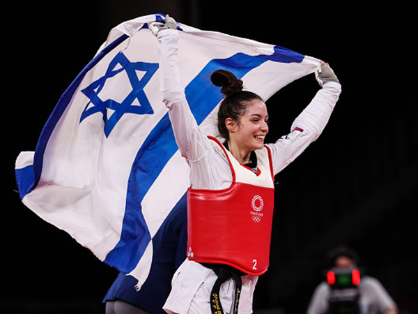 עם דגל ישראל (Getty)