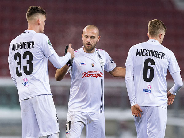 16 נקודות מ-18 אפשריות. שחקני לאסק לינץ אחרי הניצחון (Getty)