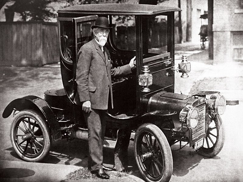 הנרי לילנד ב-1901 ליד הקאדילק הראשונה שייצר
