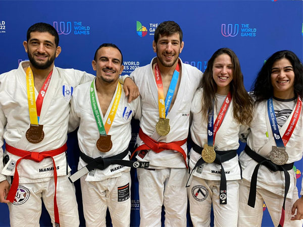 מימין: רוני נסימיאן, משי רוזנפלד , נמרוד ריידר, ויקי דבוש, וסער שמש (צילום: תומר אלראי)