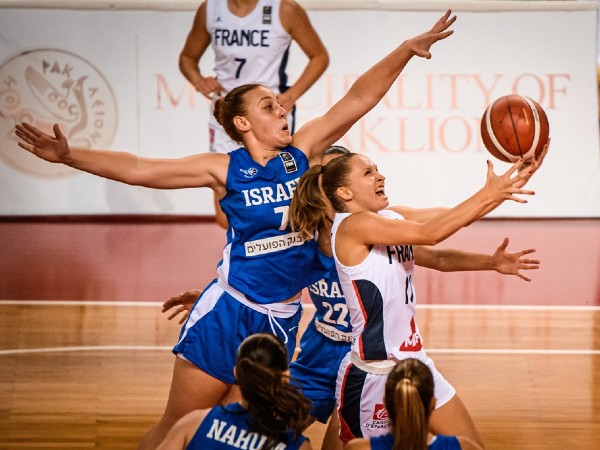 מיקה ביטן עם ניסיון חסימה (fiba)