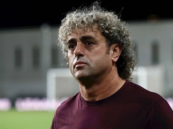 נהנה בעבודה עם מחלקת הנוער. עטר (אלן שיבר)