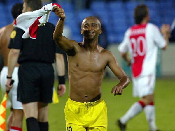 ברוך דגו חוגג את הניצחון ההיסטורי של מכבי ת"א על אייאקס  (Photo credit should read TAL COHEN/AFP via Getty Images)