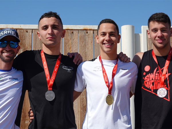 זיו כהן עם מאור גורלניק, יונתן אחדות ומאמן הנבחרת אמיר עופר על הפודיום (פטריסיה בן עזרא, באדיבות איגוד השחייה)