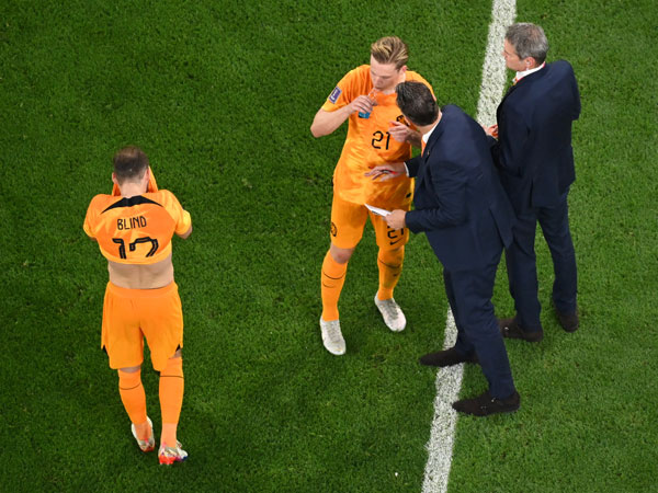 ואן חאל מדריך את דה יונג. העיקר הניצחון (Dan Mullan/Getty Images)