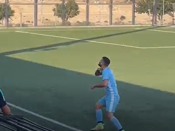 תנועת האיום כלפי השופט במהלך המשחק