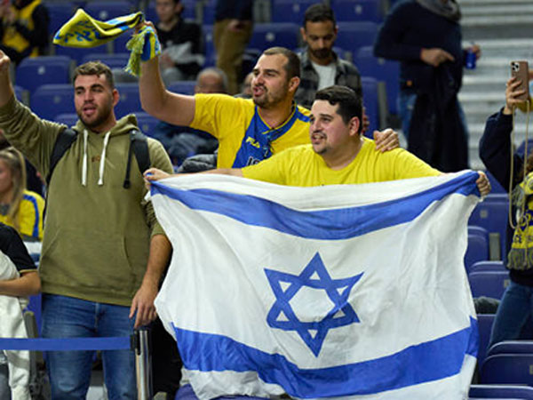הערב התחיל עם חיוך מבחינתם. אוהדי מכבי (GETTY)