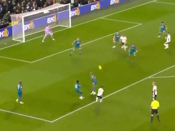 בעט כדור מסובב לפינה הרחוקה