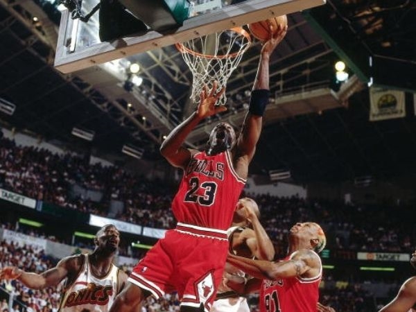 מייקל ג'ורדן. התגבר (Nathaniel S. Butler/NBAE via Getty Images)