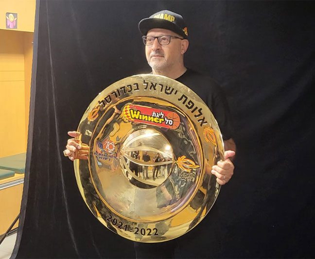 "בנינו סגל צעיר ורעב"