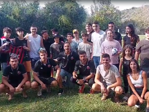 מלול ושחקני הפועל חיפה עם מפונים. "לא קיים בעוצמה כזו באף מקום בעולם" (האתר הרשמי)