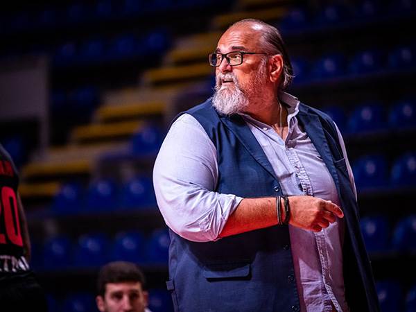 יחזור לקווים. אלכסנדר דז'יקיץ' (FIBA)