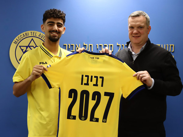 רוי רביבו במעמד החתימה יחד עם המנכ“ל בן מנספורד (מכבי תל אביב)
