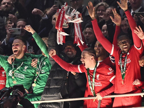 קלופ. מניף עוד תואר (Mike Hewitt/Getty Images)