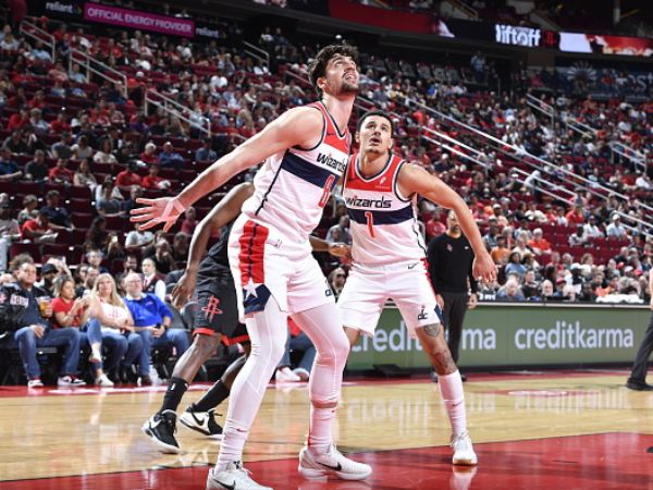 מסוכן במשחק המעבר (Logan Riely/NBAE via Getty Images)