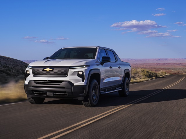 פחות חזק מפורד F-150 לייטנינג, אבל הוא מפצה על כך בטווח הנסיעה