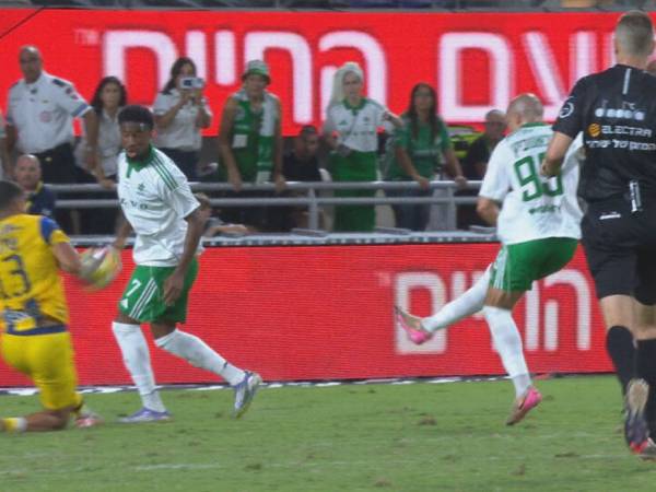 הכדור פוגע דווקא בידו הימנית הצמודה לגוף