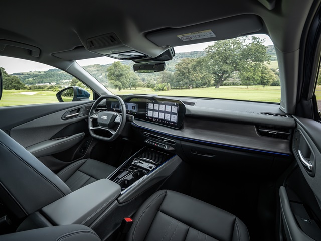 גם רשימת האבזור ורמות הגימור זהות בין שתי הגרסאות