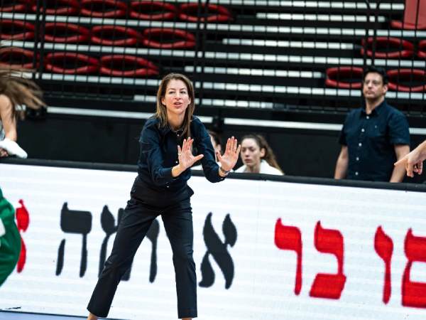 העליון, פתיחה מושלמת לעידן שלה בנבחרת (FIBA)