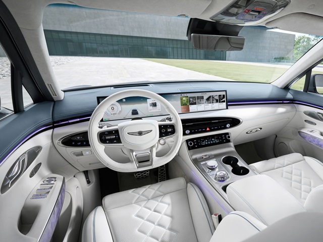 השינוי מבפנים כמו בבנזין - בעיקר מסך אחוד ענק, זאת לצד כמה עדכוני אבזור