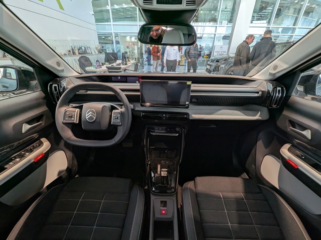 רשימת האבזור בגרסה האוטומטית כמקובל בקטגוריה. הידנית בסיסית למדי