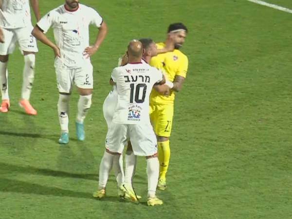 שבתגובה סטר לשוער שלו