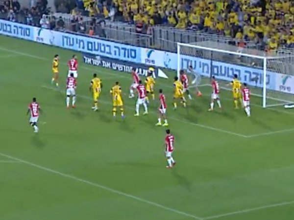 התנועה של שחקני מכבי ת“א והמעבר של וארלה למרכז תיבת החמש