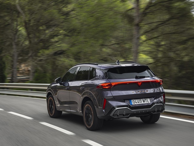 מבנה C-SUV גדול יתר מהפורמנטור
