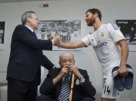 אלונסו עם פרס ודי סטפאנו, נשארים יחד (gettyimages)