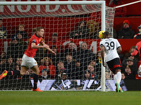 בנט נוגח באין מפריע מול שער ריק (GETTYIMAGES)