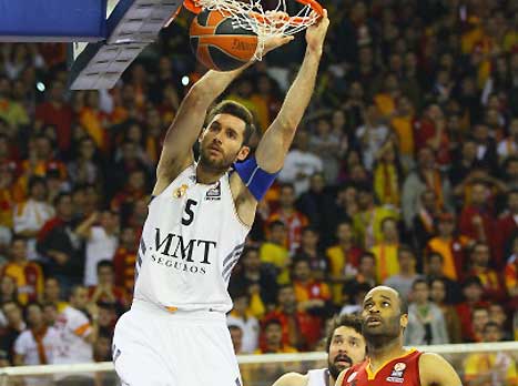 על הראש. רודי וריאל ניצחו גם את גלאטסראיי (gettyimages)