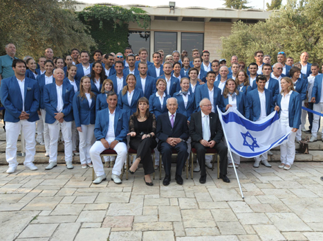 עם הנשיא והמשלחת ללונדון (מארק ניימן, לע"מ)