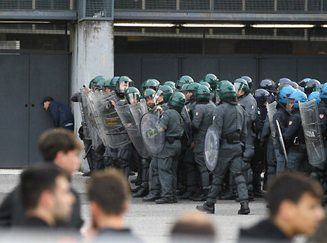 השוטרים נאבקו ברחובות (Gettyimages)