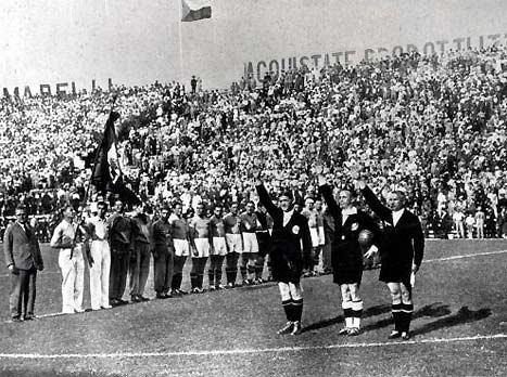 גם השופטים ב-1934 נאלצו להצדיע במועל יד (gettyimages)